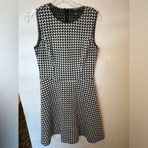 CHAPS BLACK AND WHITE DESIGNS DRESS . REALLY CUTE DRESS.
